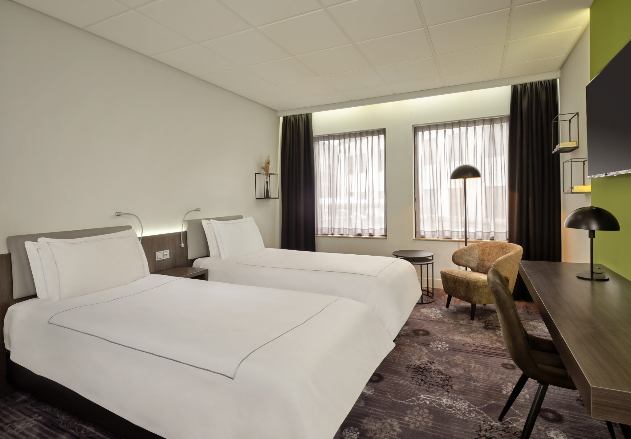 Park Plaza Eindhven Superior Twin room bed, desk, and TV
