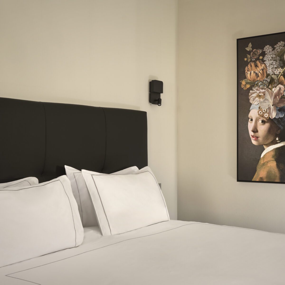 Park Plaza Eindhoven superior queen room bedding and artwork